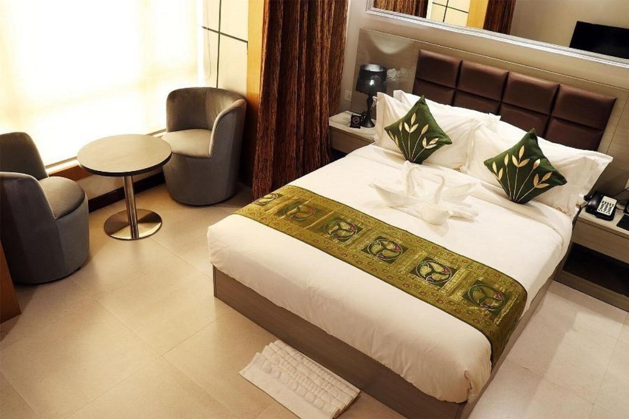 Aristocrat Hotel Kolkata Exterior photo