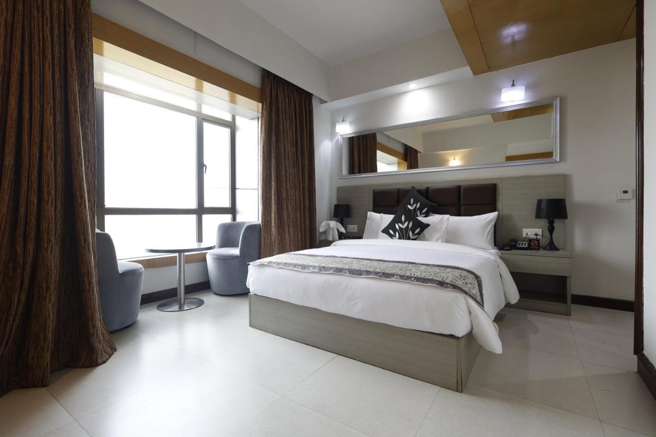 Aristocrat Hotel Kolkata Exterior photo
